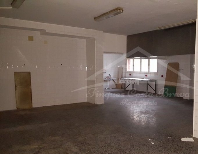 LOCAL01 - OPORTUNIDAD: Local en venta habilitado en Vall-Llobrega