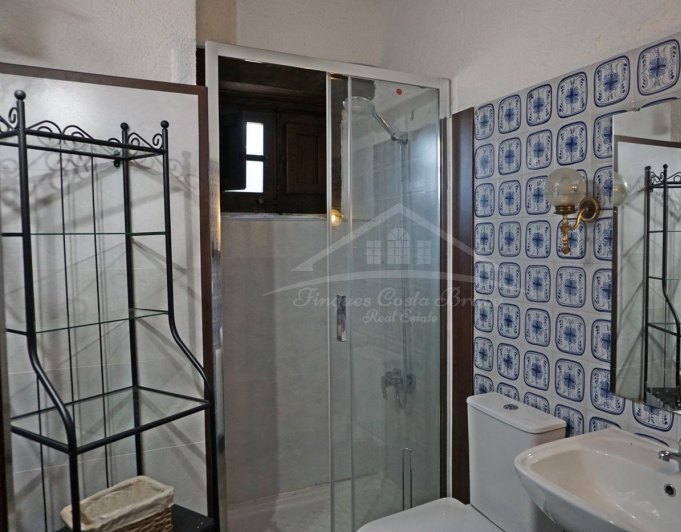 3031 - Típica masía catalana en venta,  totalmente restaurada, situada en Llagostera comarca de La Selva, Girona.