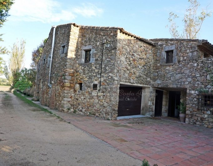 3031 - Típica masía catalana en venta,  totalmente restaurada, situada en Llagostera comarca de La Selva, Girona.