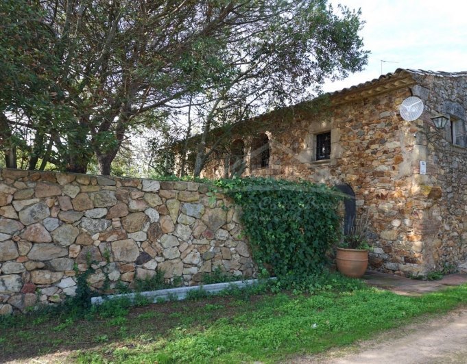 3031 - Típica masía catalana en venta,  totalmente restaurada, situada en Llagostera comarca de La Selva, Girona.