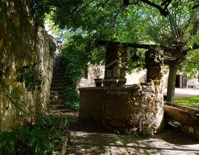 3031 - Típica masía catalana en venta,  totalmente restaurada, situada en Llagostera comarca de La Selva, Girona.