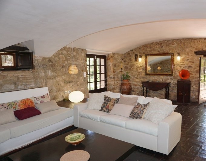 3031 - Típica masía catalana en venta,  totalmente restaurada, situada en Llagostera comarca de La Selva, Girona.