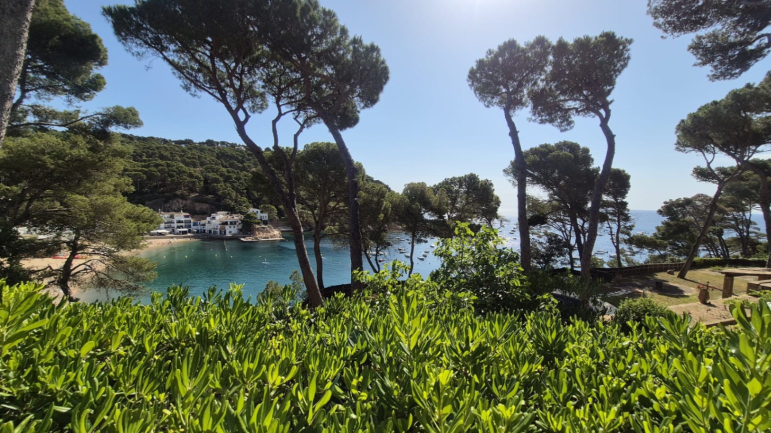 EN VENTA Joya Histórica Frente al Mar: Finca Exclusiva en la Bahía de Tamariu
