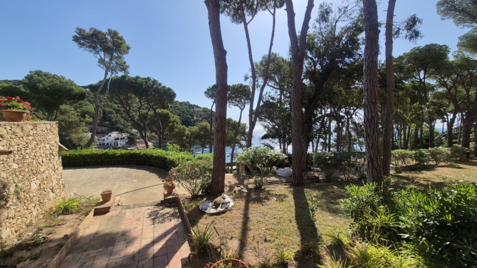 EN VENTA Joya Histórica Frente al Mar: Finca Exclusiva en la Bahía de Tamariu