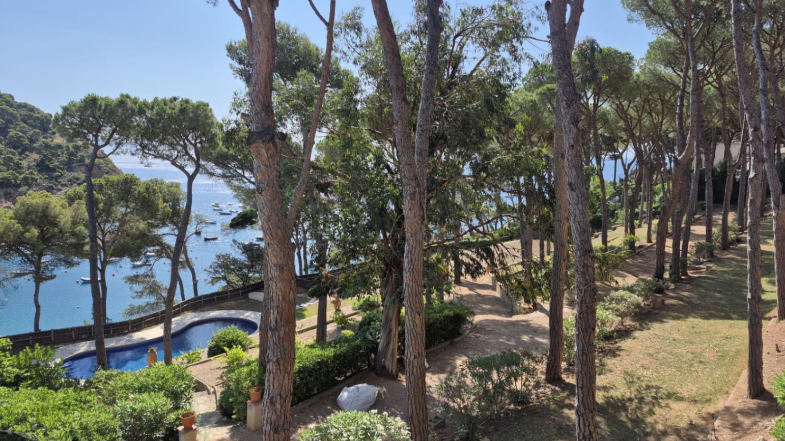 EN VENTA Joya Histórica Frente al Mar: Finca Exclusiva en la Bahía de Tamariu