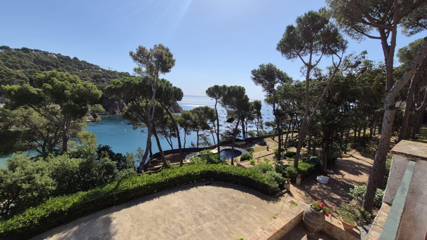 EN VENTA Joya Histórica Frente al Mar: Finca Exclusiva en la Bahía de Tamariu