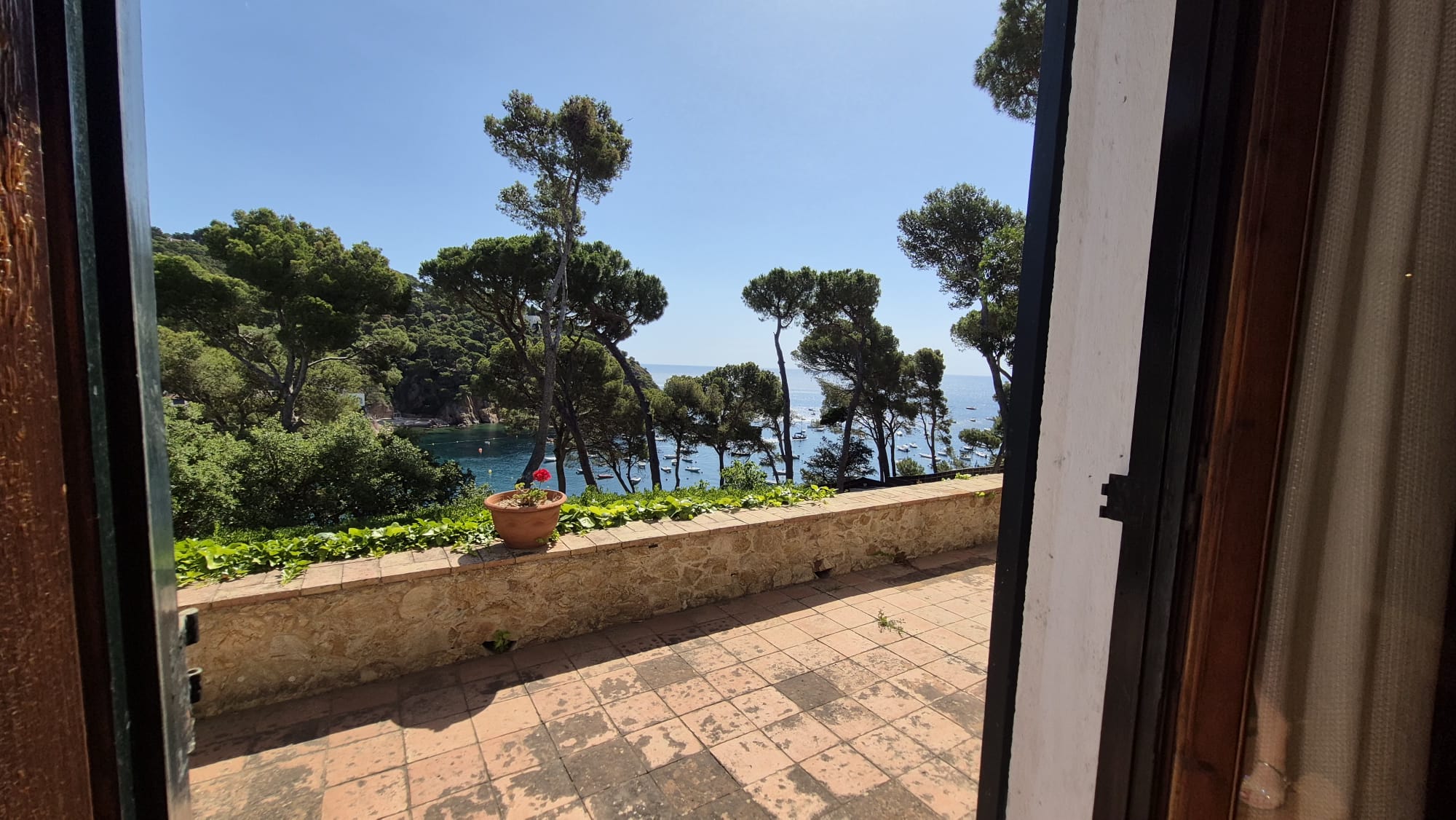 EN VENTA Joya Histórica Frente al Mar: Finca Exclusiva en la Bahía de Tamariu