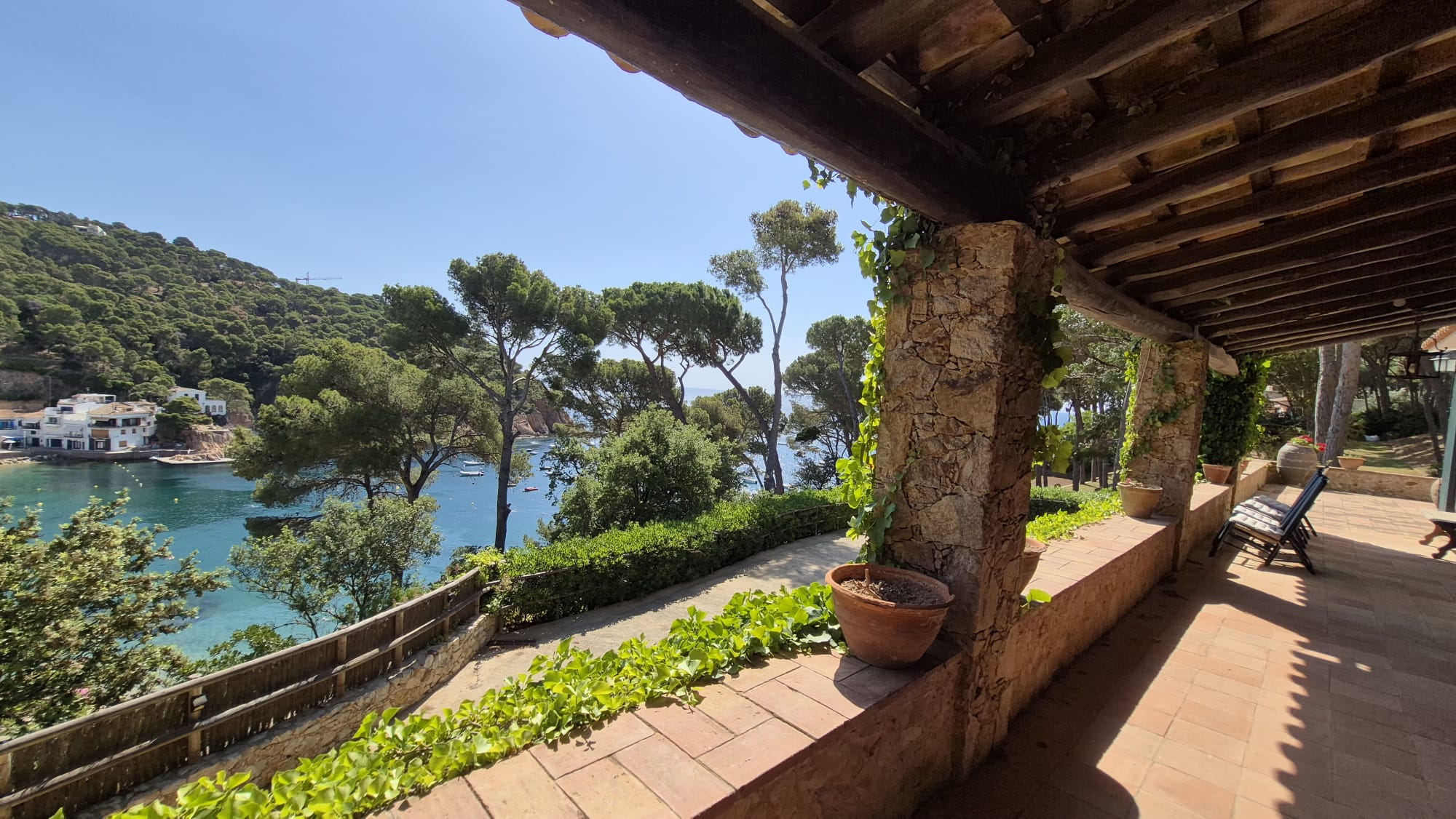EN VENTA Joya Histórica Frente al Mar: Finca Exclusiva en la Bahía de Tamariu