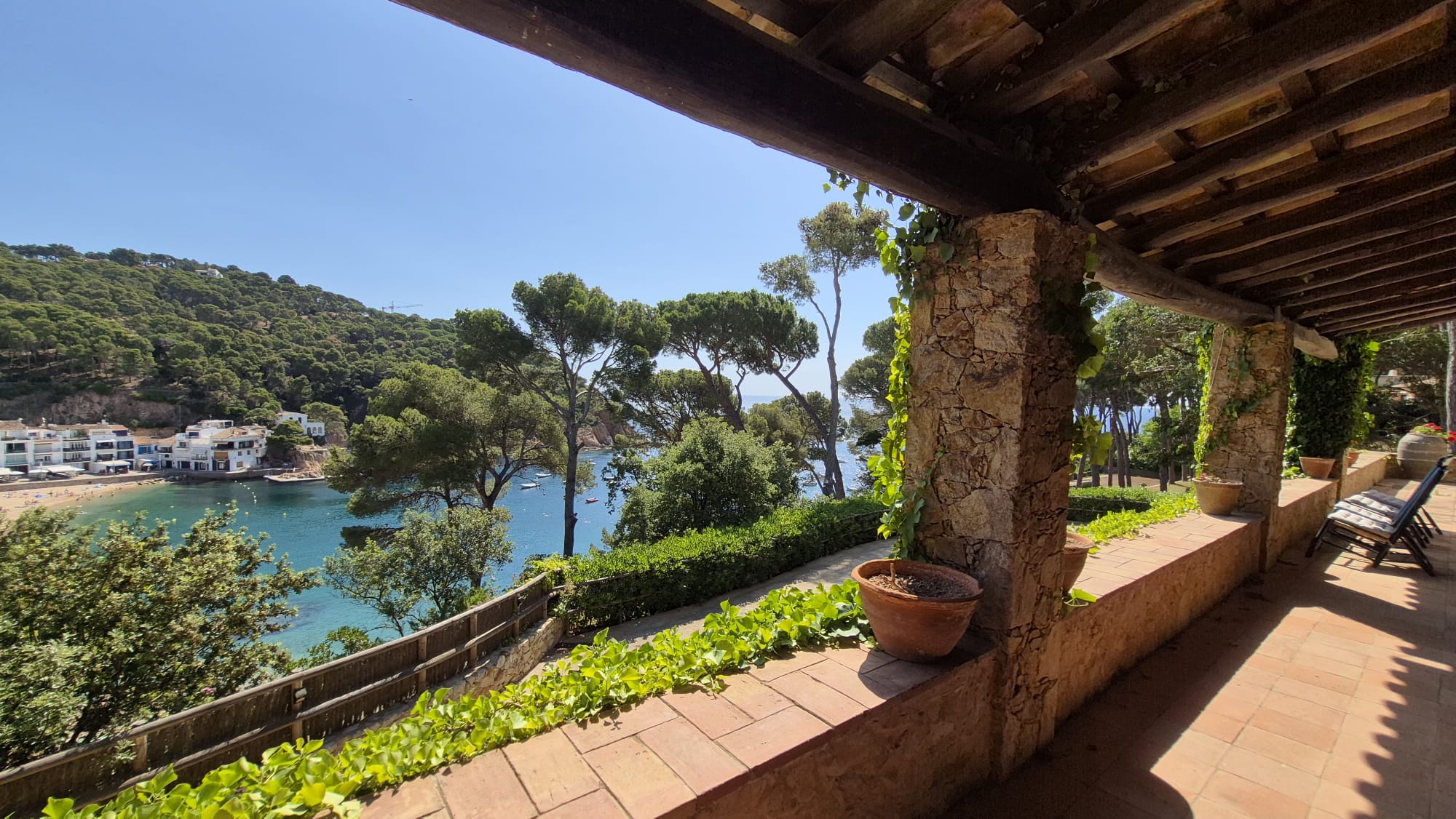 EN VENTA Joya Histórica Frente al Mar: Finca Exclusiva en la Bahía de Tamariu