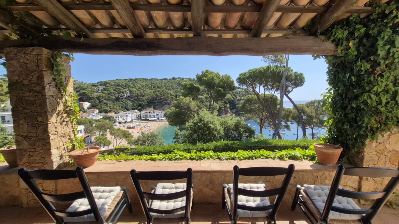 EN VENTA Joya Histórica Frente al Mar: Finca Exclusiva en la Bahía de Tamariu