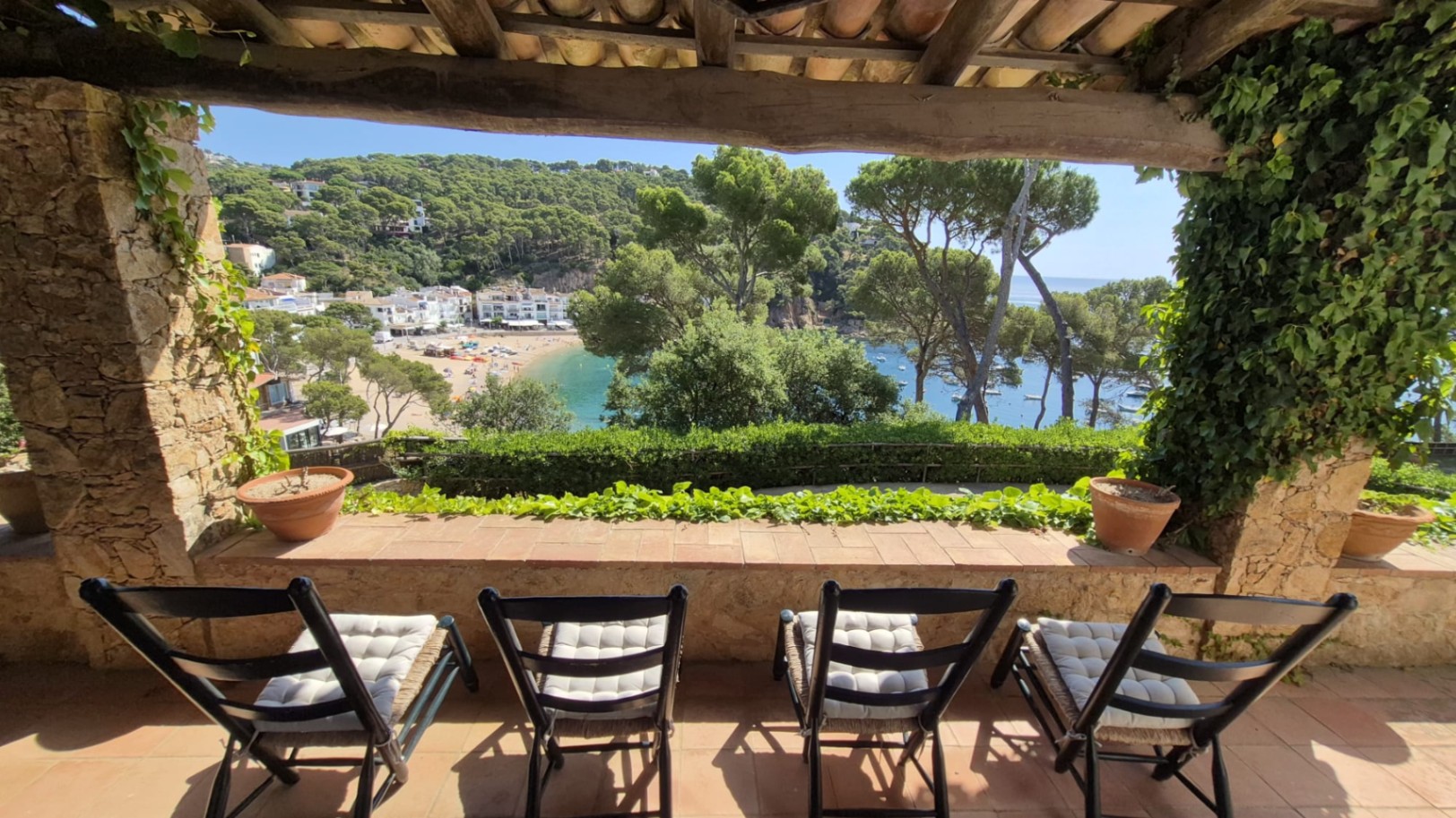 EN VENTA Joya Histórica Frente al Mar: Finca Exclusiva en la Bahía de Tamariu