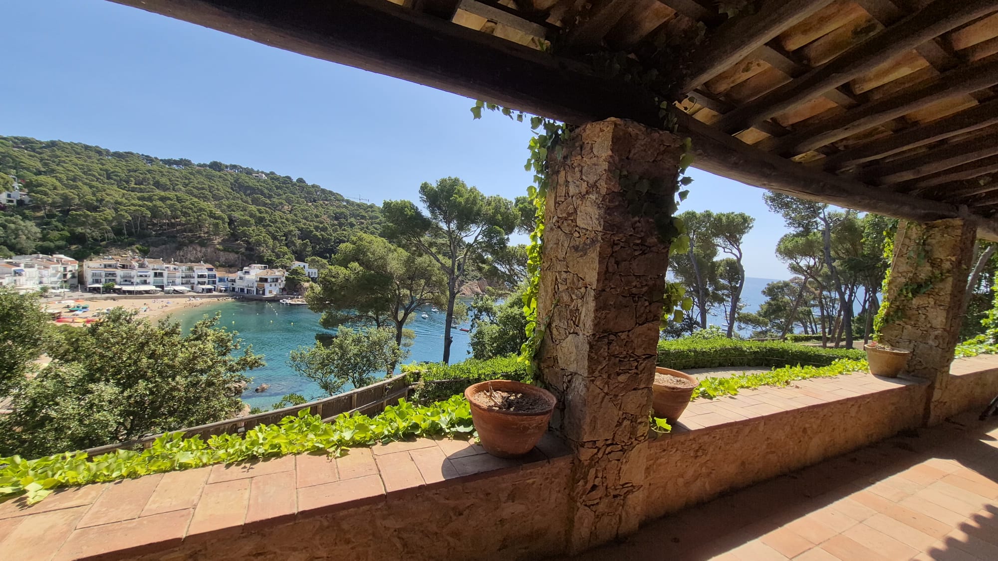EN VENTA Joya Histórica Frente al Mar: Finca Exclusiva en la Bahía de Tamariu