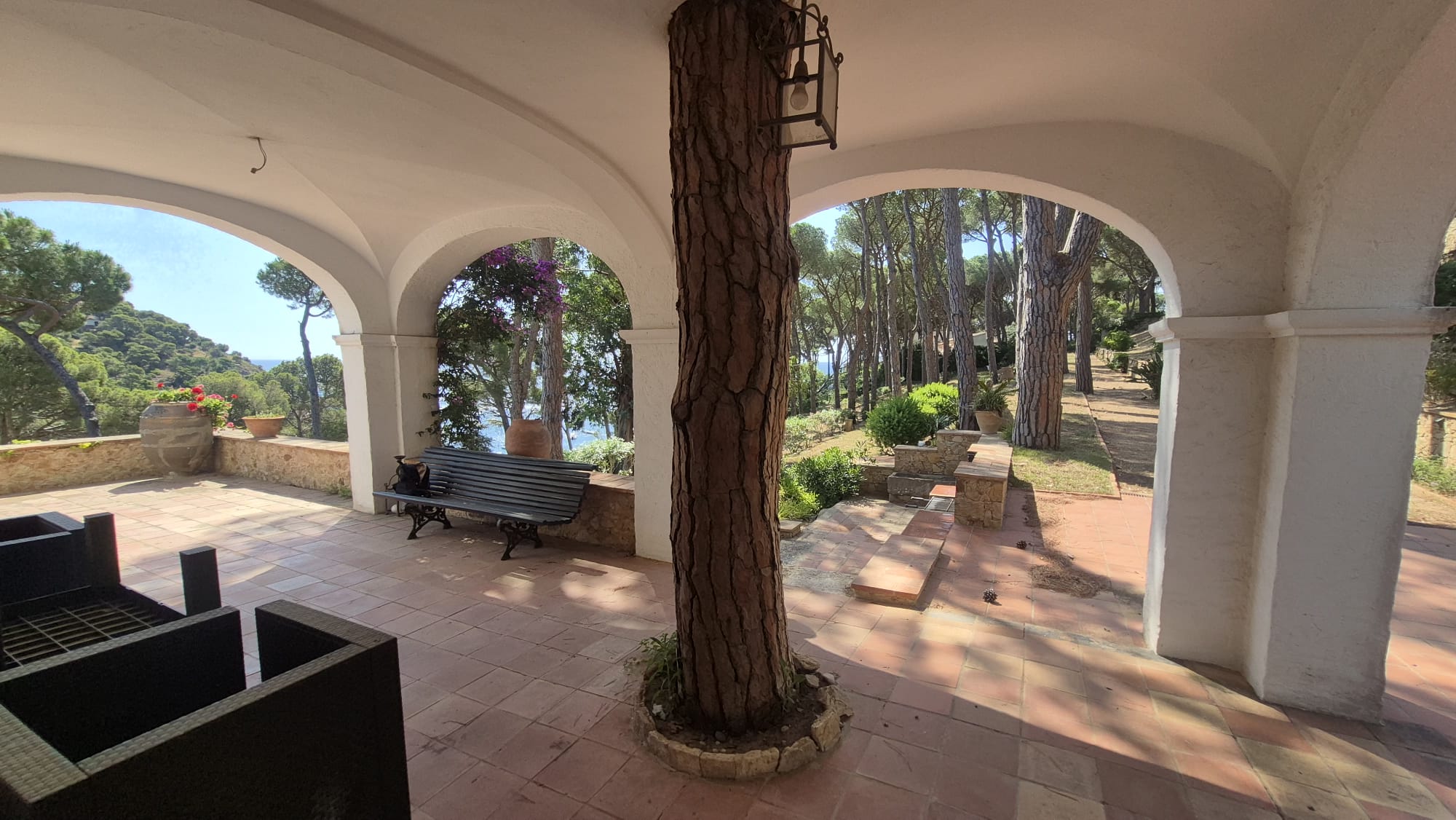 EN VENTA Joya Histórica Frente al Mar: Finca Exclusiva en la Bahía de Tamariu