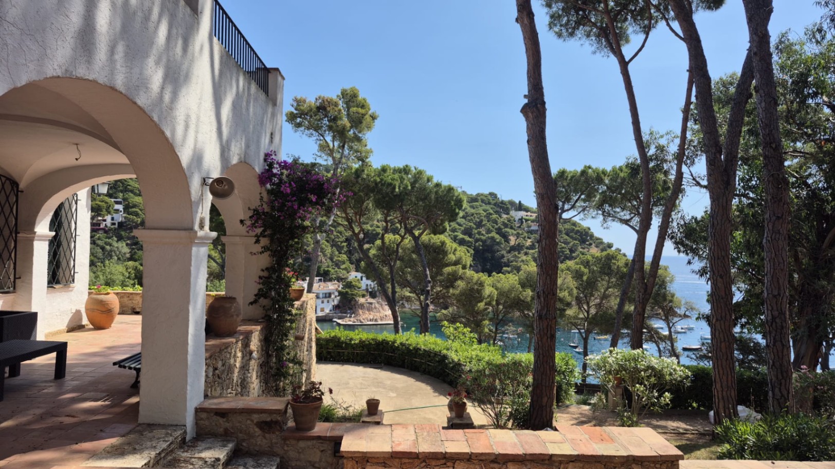 EN VENTA Joya Histórica Frente al Mar: Finca Exclusiva en la Bahía de Tamariu