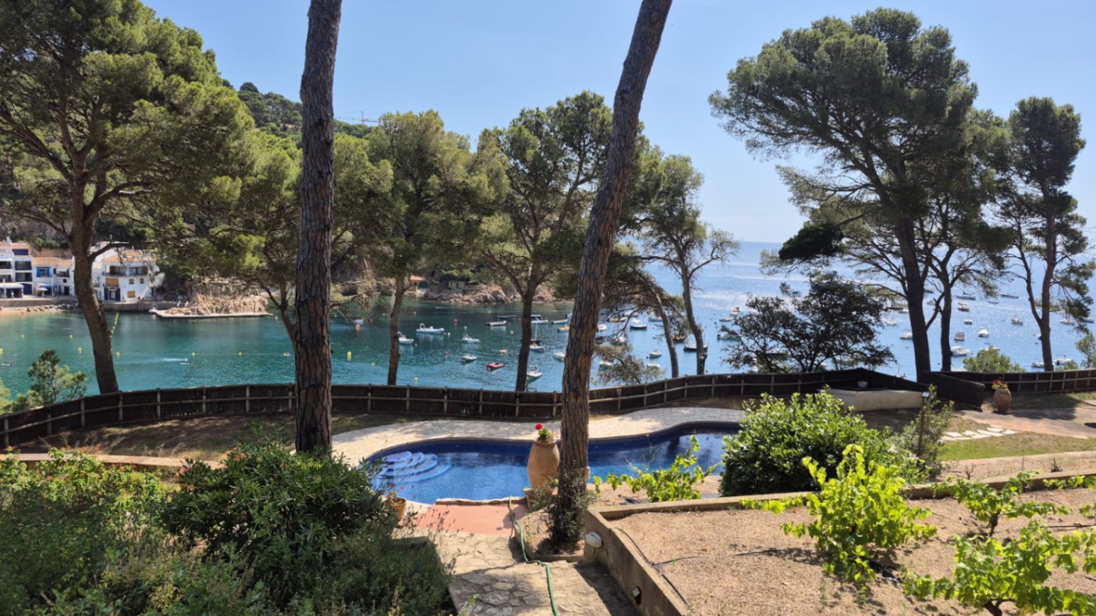 EN VENTA Joya Histórica Frente al Mar: Finca Exclusiva en la Bahía de Tamariu