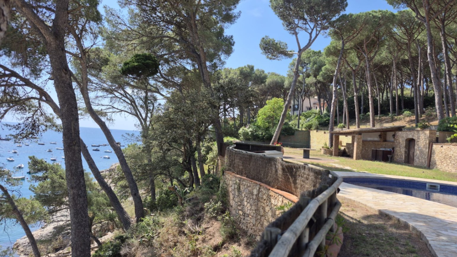 EN VENTA Joya Histórica Frente al Mar: Finca Exclusiva en la Bahía de Tamariu