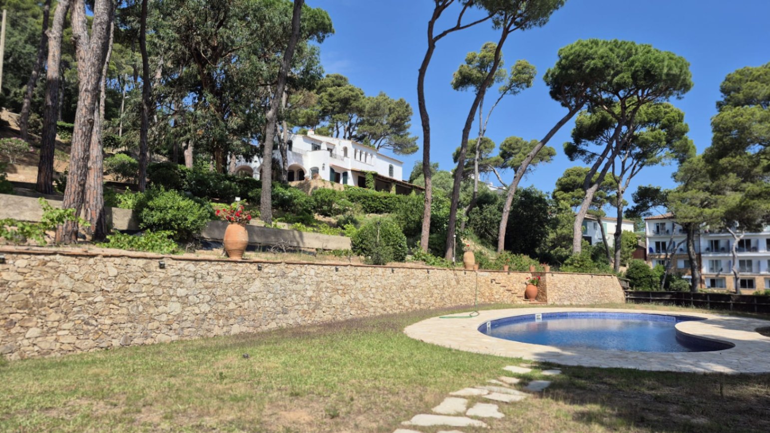 EN VENTA Joya Histórica Frente al Mar: Finca Exclusiva en la Bahía de Tamariu