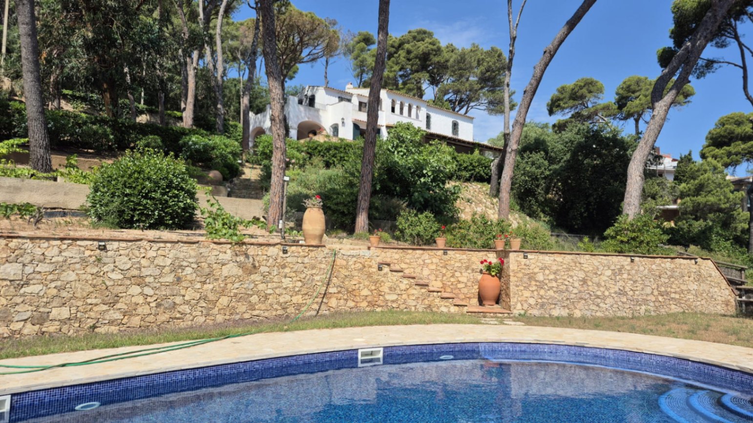 EN VENTA Joya Histórica Frente al Mar: Finca Exclusiva en la Bahía de Tamariu
