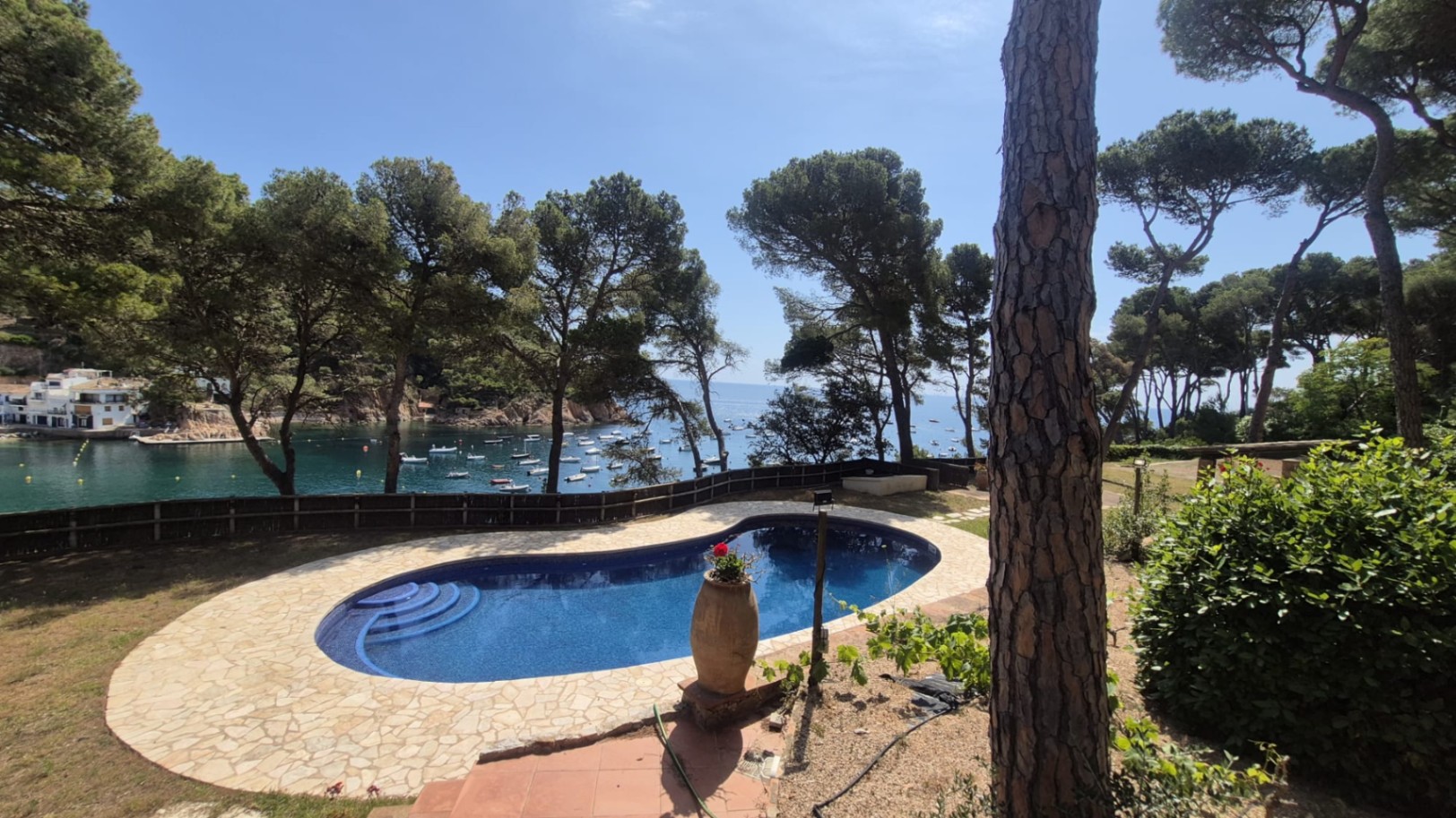 EN VENTA Joya Histórica Frente al Mar: Finca Exclusiva en la Bahía de Tamariu