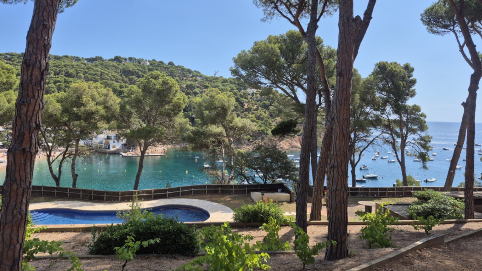 EN VENTA Joya Histórica Frente al Mar: Finca Exclusiva en la Bahía de Tamariu
