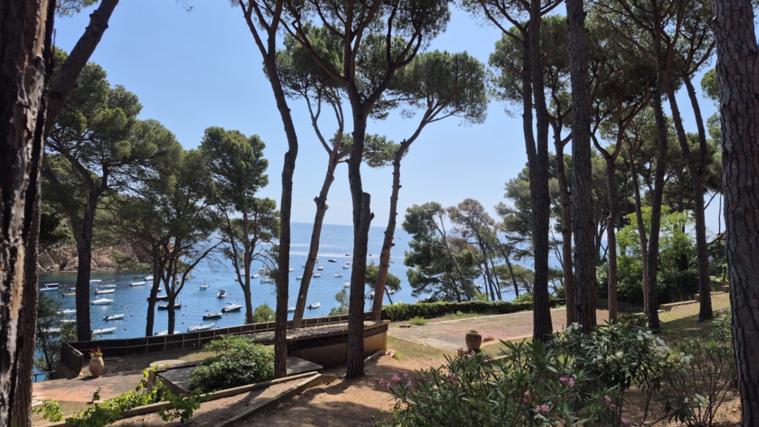 EN VENTA Joya Histórica Frente al Mar: Finca Exclusiva en la Bahía de Tamariu