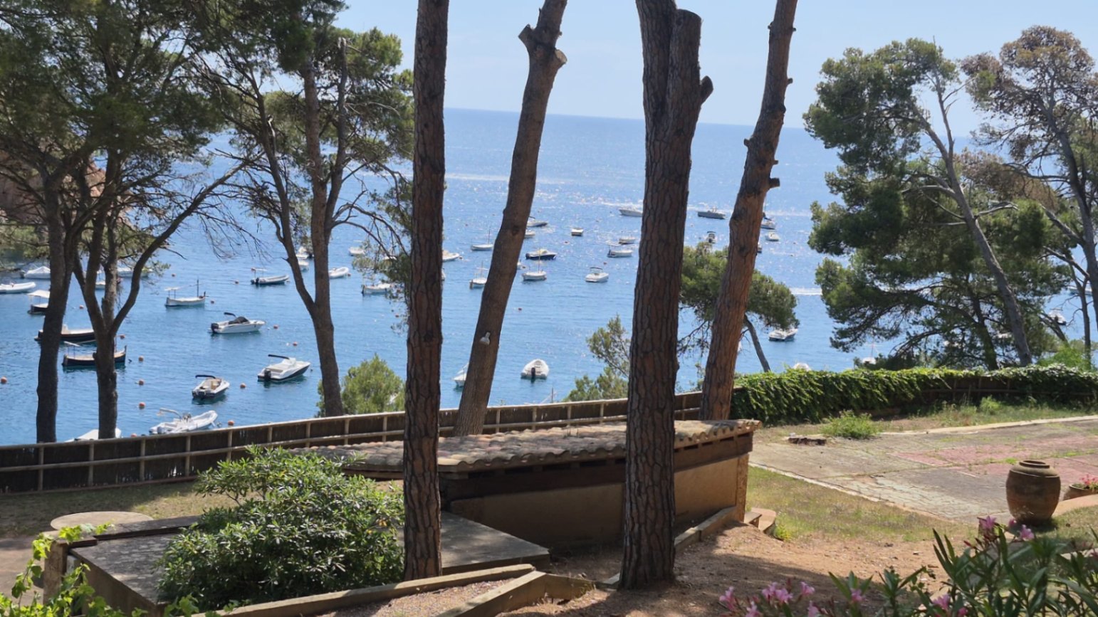 EN VENTA Joya Histórica Frente al Mar: Finca Exclusiva en la Bahía de Tamariu