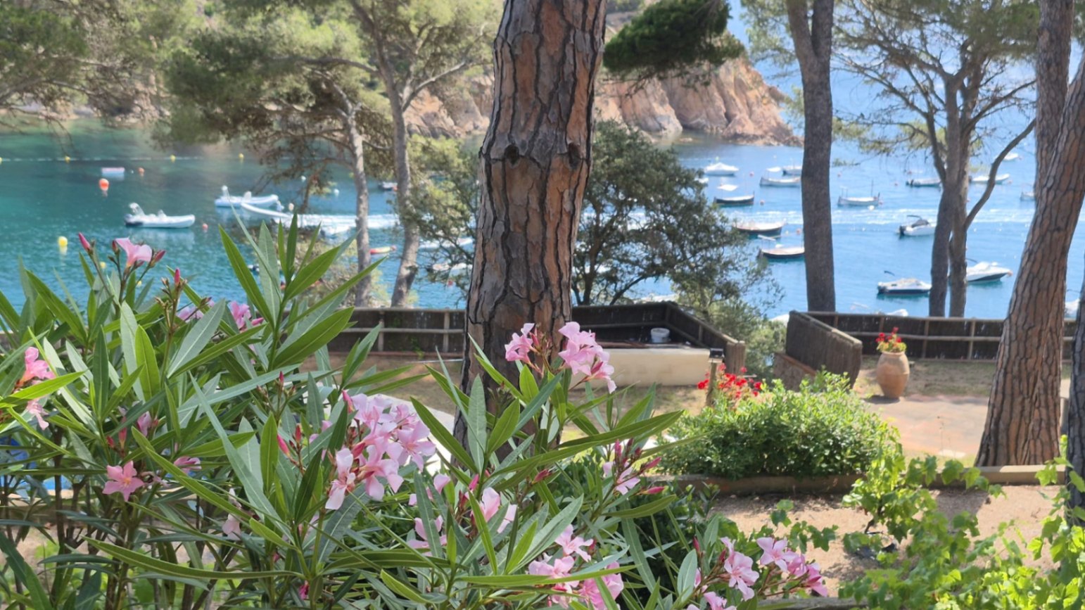 EN VENTA Joya Histórica Frente al Mar: Finca Exclusiva en la Bahía de Tamariu