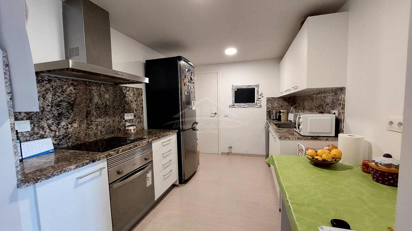 9054 - Bonito piso en venta con gran terraza en Palafrugell