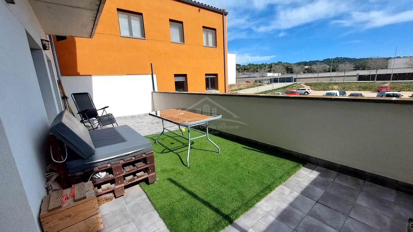 9054 - Bonito piso en venta con gran terraza en Palafrugell