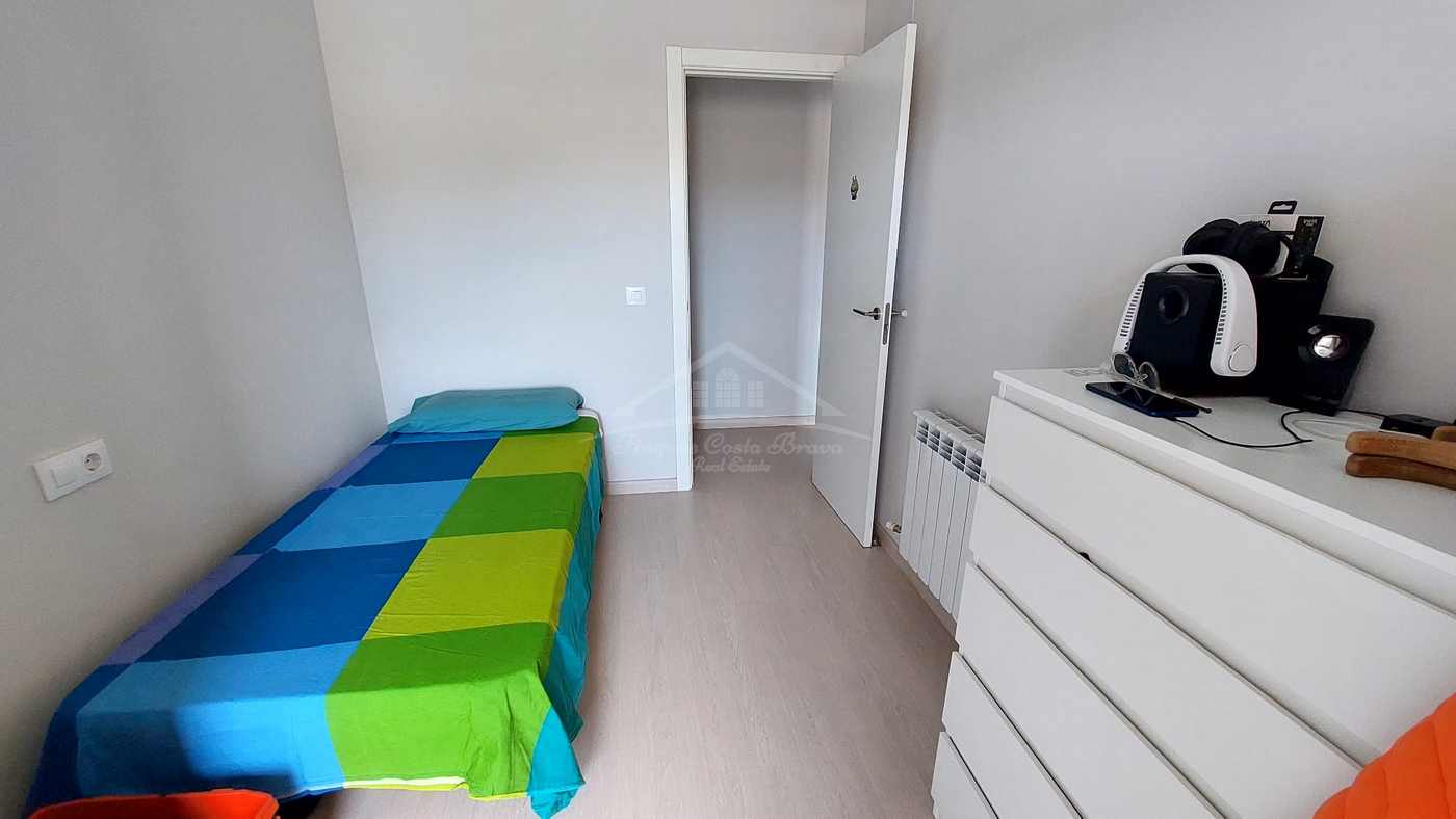9054 - Bonito piso en venta con gran terraza en Palafrugell