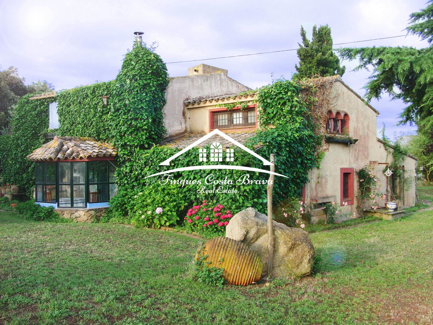Zu verkaufen großes renoviertes Bauernhaus aus dem fünfzehnten Jahrhundert ganz in der Nähe von Calella de Palafrugell