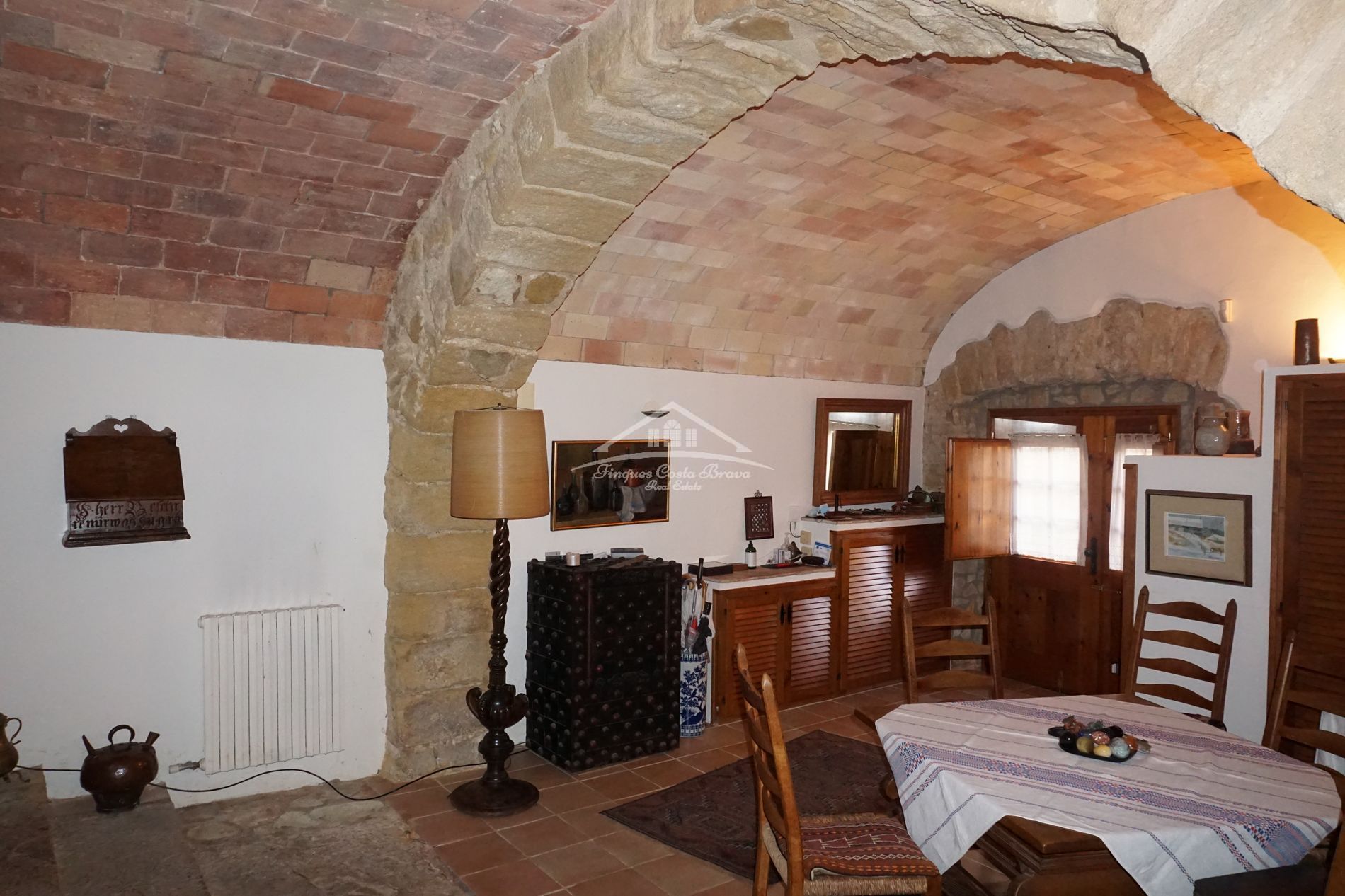 Casa de pueblo restaurada en venta, situada en pleno casco antiguio del pueblo medieval de Pals.n