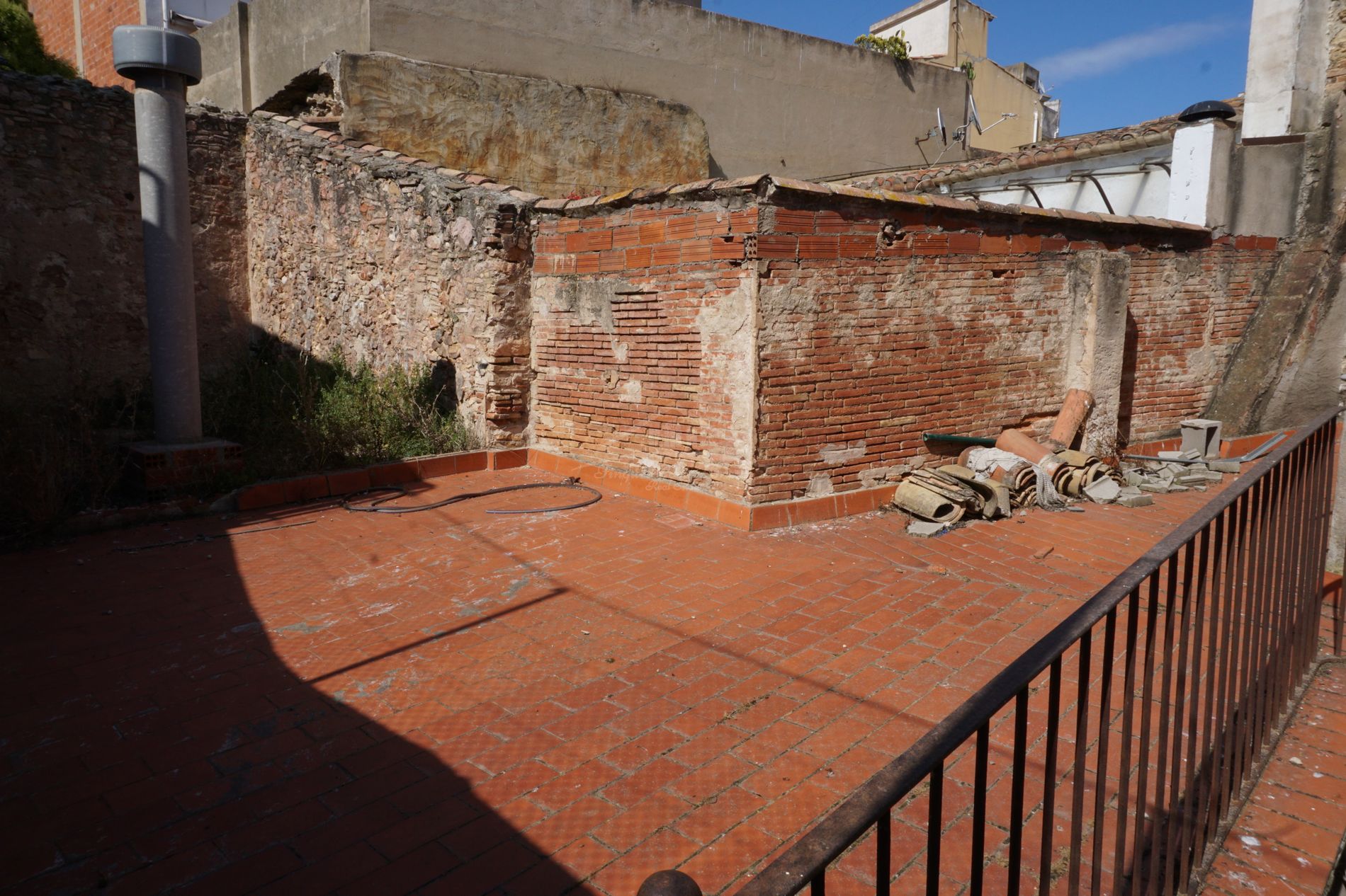 Casa de pueblo a reformar con patio y gran terraza, en venta, situada en el centro de Palafrugell