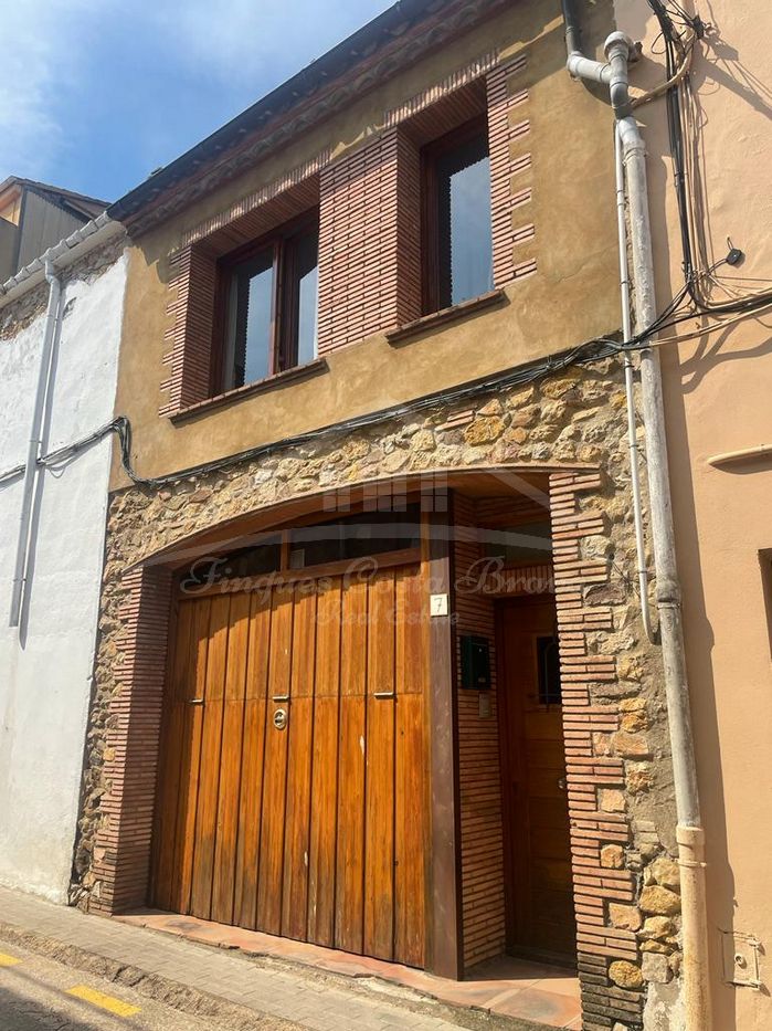 Oportunidad: Casa de pueblo totalmente reformada con patio y garaje en Palafrugell