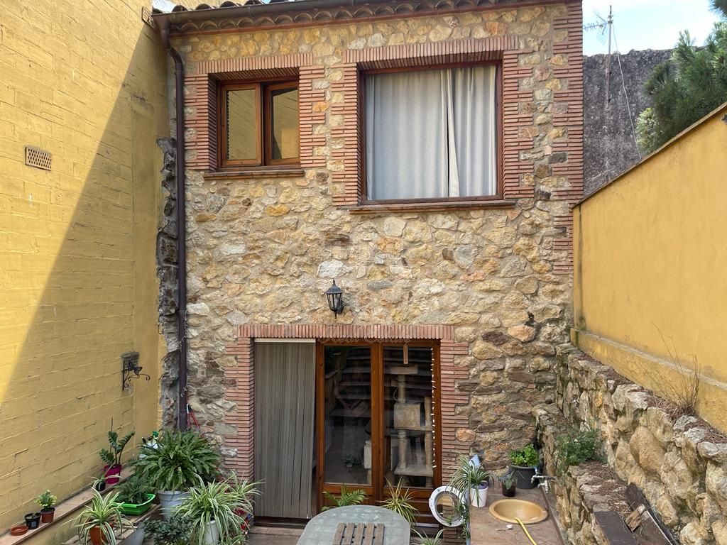 Oportunidad: Casa de pueblo totalmente reformada con patio y garaje en Palafrugell