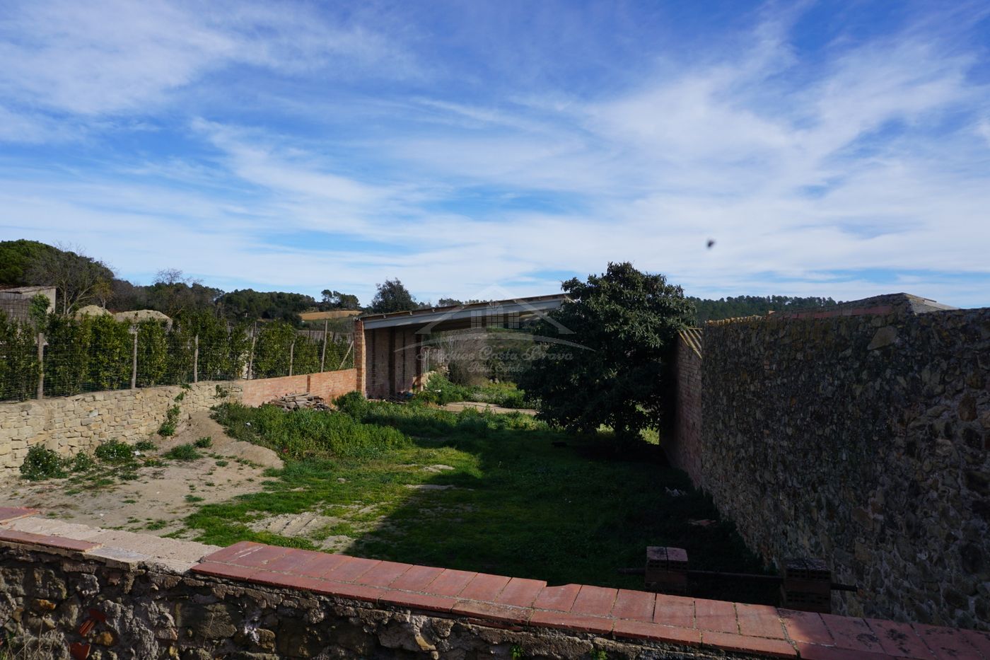 Casa de piedra a restaurar, con pajar y gran jardín en venta en la comarca del Baix Empordà, Girona