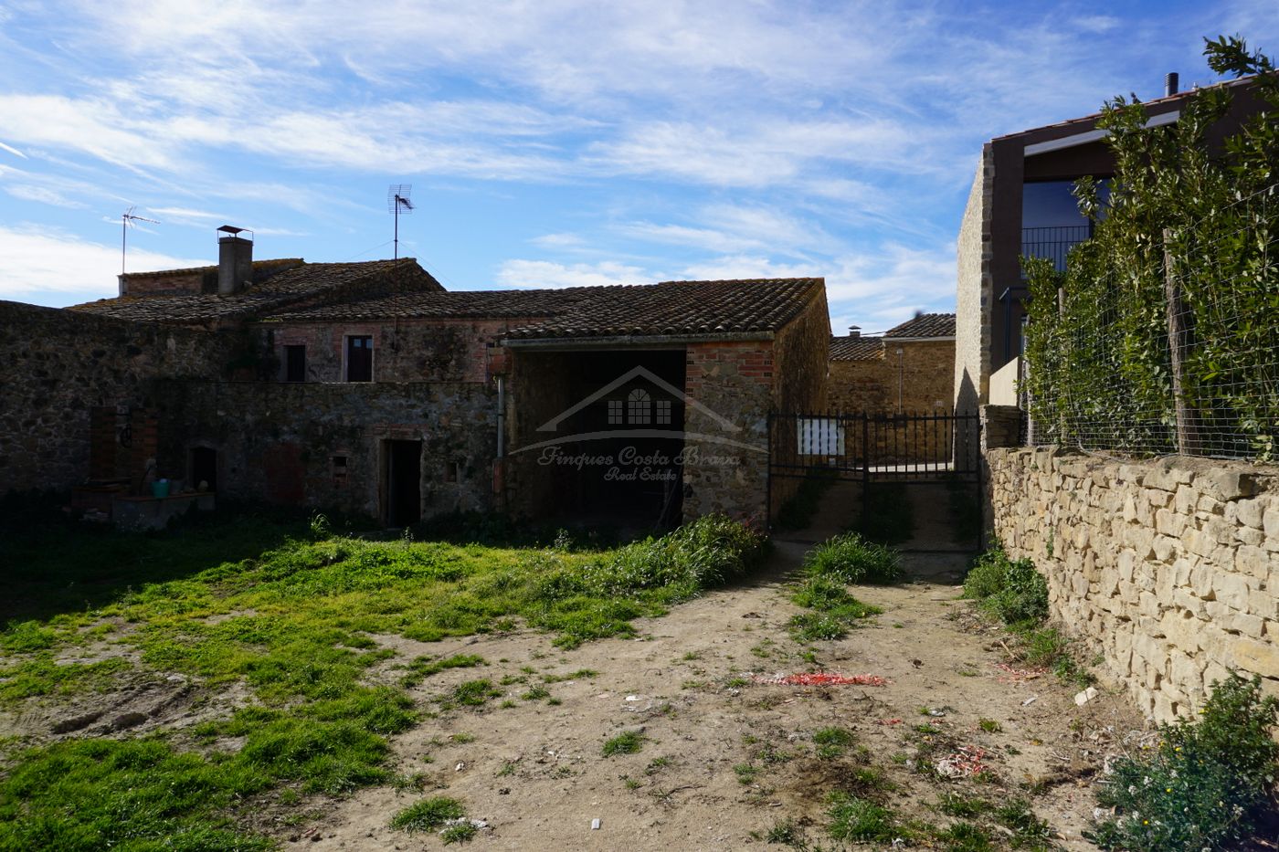 Casa de piedra a restaurar, con pajar y gran jardín en venta en la comarca del Baix Empordà, Girona